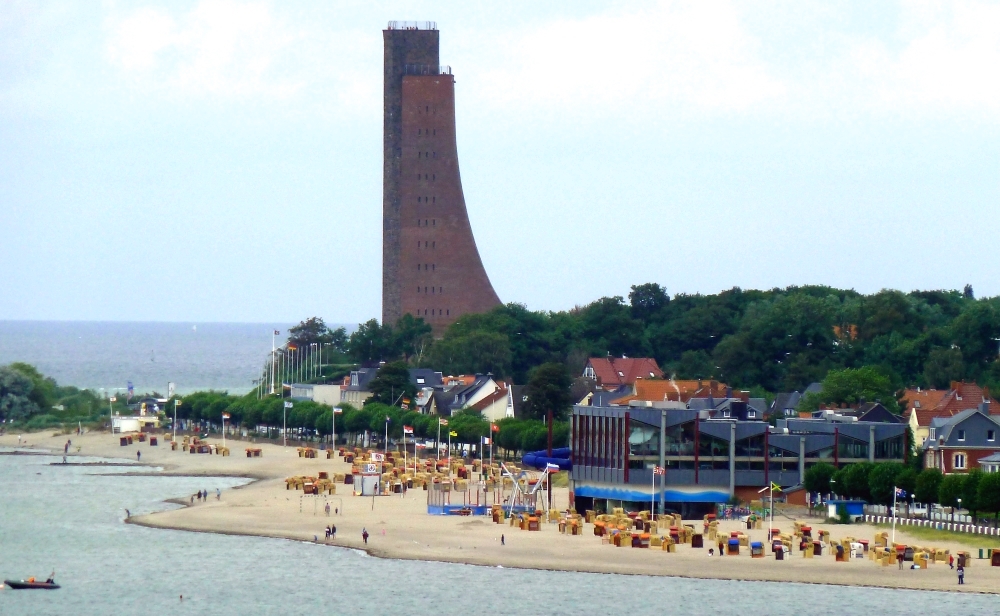 Strand, Hallenbad und Marineehrenmal Laboe